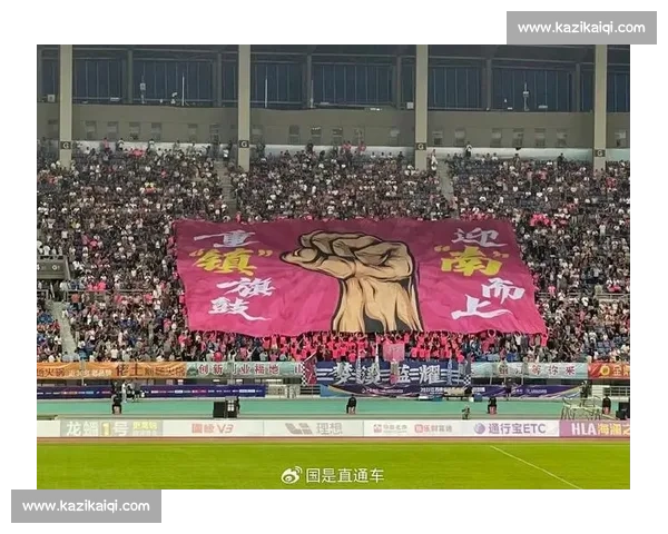 进球献战友！郑文煊举球衣暖苏超关键战