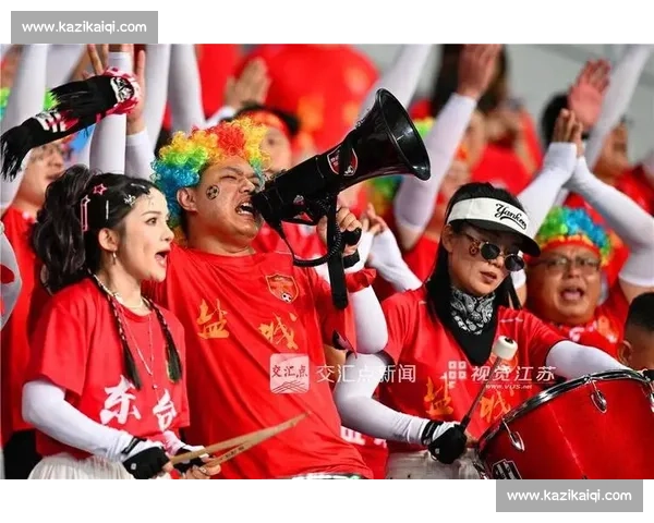 扔掉小马扎！跨省球迷夜奔 300 公里 “潜入” 苏超现场